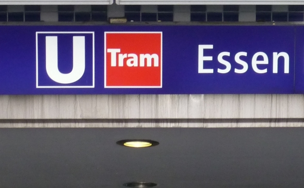 Schild am Zugang zur unterirdischen Straßenbahn am Willy-Brandt-Platz in Essen
