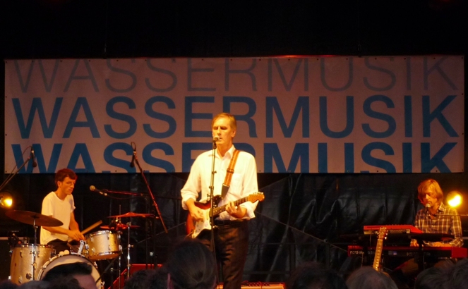 Robert Forster und zwei Drittel seiner Ad-hoc-Band auf dem Wassermusik-Festival in Berlin